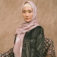 Kebaya kedua berupa kebaya kutu baru berwarna hitam dengan bahan beludru yang mewah. Kebaya itu dipadukan dengan kain bermotif dari Vanilla Hijab. Foto: Dok. Vanila Hijab
