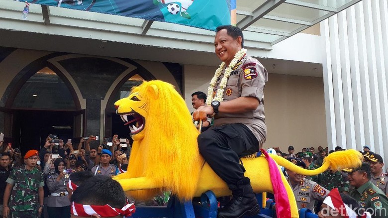 Di Bandung, Panglima TNI dan Kapolri Naik Sisingaan Di Bandung, Panglima TNI dan Kapolri Naik Sisingaan