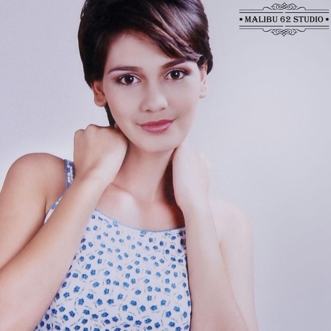 Luna Maya dulu pernah berpotongan rambut pendek ala Demi Moore. Masih muda banget, ya? Foto: Instagram/@malibu62studio