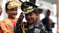 Selain memakai baju adat, ada juga yang memakai profesi.
