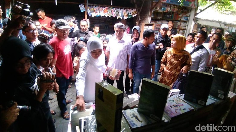 Khofifah Borong Buku Biografi Gus Dur dan Kartini di Kampung Ilmu Khofifah Borong Buku Biografi Gus Dur dan Kartini di Kampung Ilmu