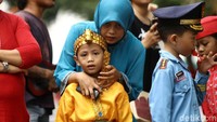 Orangtua juga ikut mendampingi.