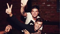 Salah satu yang berduka adalah Martin Garrix. Foto: DJ Avicii dan Martin Garrix (Instagram)