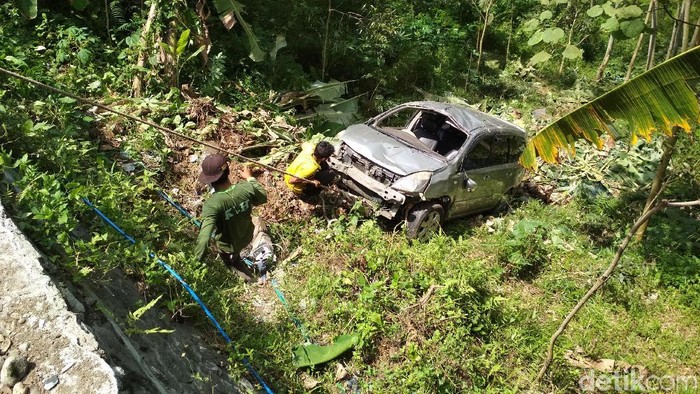 Mobil Masuk Jurang di Trenggalek, Diduga Pengemudi Mengantuk