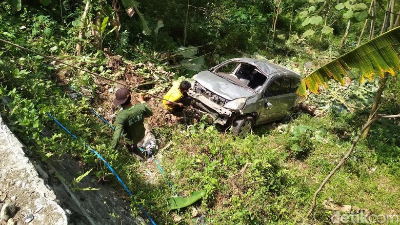 Mobil Masuk Jurang di Trenggalek, Diduga Pengemudi Mengantuk Mobil Masuk Jurang di Trenggalek, Diduga Pengemudi Mengantuk