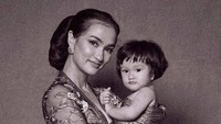 Lucu banget ya Atiqah Hasiholan dengan Salma. Foto: Selebriti Kartini (Instagram)