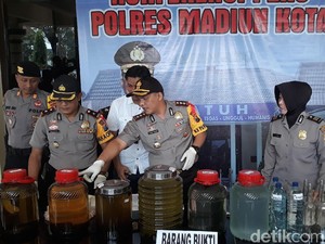 Video Polisi Bongkar Rumah Produksi Miras Oplosan di Madiun