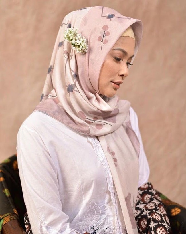 Memakai hijab motif bernuansa lembut dengan aksesori bunga di kepala, membuat mereka tampak sangat ayu sekaligus elegan. Foto: Dok. Vanila Hijab