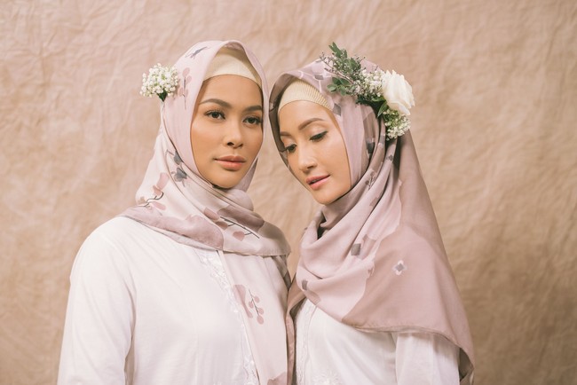Putri Indonesia tahun 2004, Artika Sari Devi dan Putri Indonesia tahun 2017, Bunga Jelitha tampil berbeda dengan hijab dan pakaian tertutup. Foto: Dok. Vanila Hijab
