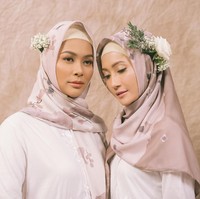 Putri Indonesia tahun 2004, Artika Sari Devi dan Putri Indonesia tahun 2017, Bunga Jelitha tampil berbeda dengan hijab dan pakaian tertutup. Foto: Dok. Vanila Hijab