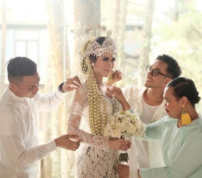 Adalah makeup artist Bubah Alfian, yang mengkreasikan makeup pengantin untuk Syahnaz. Foto: Instagram/@bubahalfian