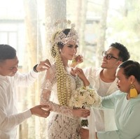 Adalah makeup artist Bubah Alfian, yang mengkreasikan makeup pengantin untuk Syahnaz. Foto: Instagram/@bubahalfian
