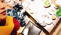 Meski sudah menjadi boyband populer dengan segudang jadwal yang padat. Tapi member BTS selalu menyempatkan waktu untuk makan bersama. Foto: Istimewa