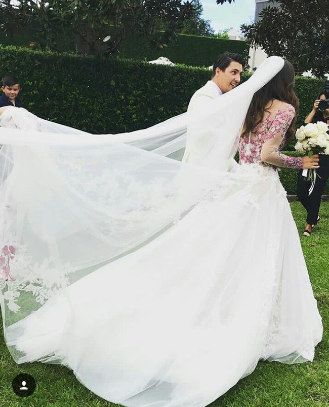 Semakin menambah kesan mewah dan megah, gaun tersebut pun memiliki veil dengan ekor menyapu lantai. Foto: Dok. Instagram/@monika_rad
