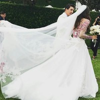 Semakin menambah kesan mewah dan megah, gaun tersebut pun memiliki veil dengan ekor menyapu lantai. Foto: Dok. Instagram/@monika_rad