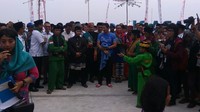 Sandiaga pun terjun ke pantai. Sesampainya di dermaga Sandiaga disambut dengan palang pintu khas Betawi. Fotografer: Mochammad Zhacky/detikcom