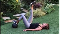 Untuk kaki dan tubuh bagian bawah, bisa mencontoh latihan Halle Berry ini. (Foto: instagram/HalleBerry)