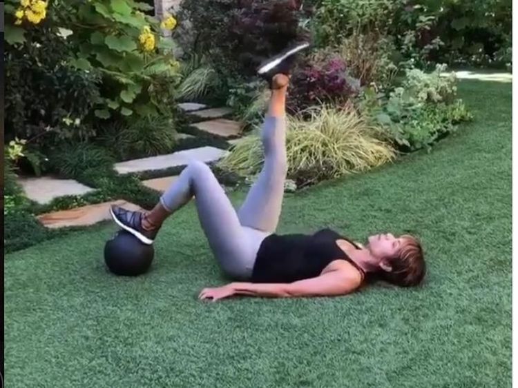 Halle Berry Tetap Kencang dan Fleksibel di Usia 51 Tahun