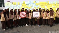 Pelajar juga ikut ambil bagian.