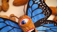 Peanut butterfly, tulis akun @stevecasino. Ternyata satu buah kacang tanah bisa diubah menjadi monster kupu-kupu. Ada ada aja ya idenya. Foto: Instagram @stevecasino