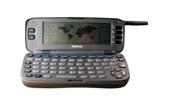 Seri Communicator yang pernah menghebohkan berawal dari seri Communicator 9000. Ia diluncurkan tahun 1996. Layarnya yang 4,5 inch masih hitam putih. (istimewa/phonearena)  