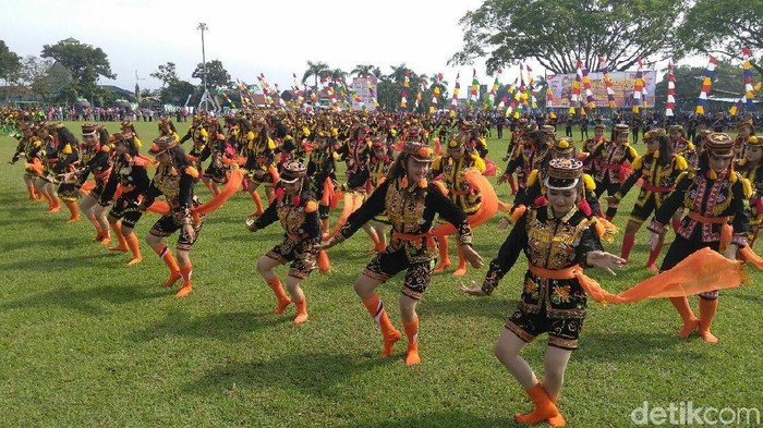 Ratusan penari Dolalak ikut sosialisasikan pilkada di Purworejo, Sabtu (21/4/2018).