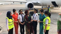 Susi sempat berbincang dengan pilot wanita Garuda Indonesia. Pool/Kementerian Kelautan dan Perikanan.