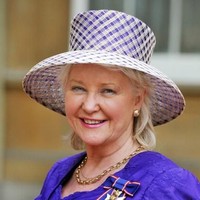 Penampilan kesuluruhan Ratu mungkin sulit terwujud tanpa campur tangan penata gaya pribadinya, Angela Kelly. Ia telah mengabdi kepada Ratu sejak 2002, dimulai dengan merancang pakaian Ratu. Busana Ratu yang dipakai saat pernikahan Pangeran William adalah salah satu karyanya. Foto: Getty Images