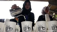 Kopi ini diracik oleh barista wanita.