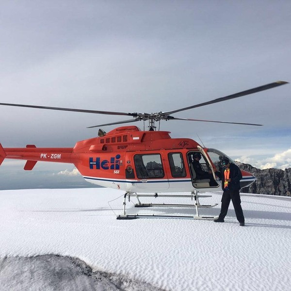 Adalah Adventure Carstensz, tur operator yang menawarkan paket wisata naik helikopter ke puncak-puncak gunung yang berlapis es di Pegunungan Tengah, Papua (Adventure Carstensz)