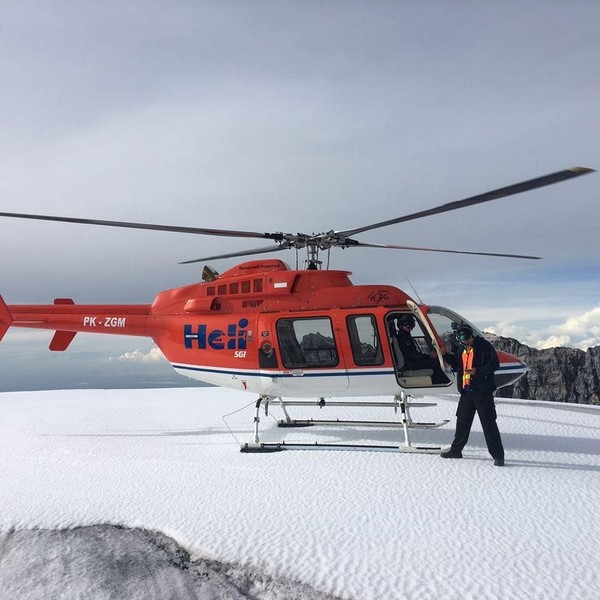 Adalah Adventure Carstensz, tur operator yang menawarkan paket wisata naik helikopter ke puncak-puncak gunung yang berlapis es di Pegunungan Tengah, Papua (Adventure Carstensz) Adalah Adventure Carstensz, tur operator yang menawarkan paket wisata naik helikopter ke puncak-puncak gunung yang berlapis es di Pegunungan Tengah, Papua (Adventure Carstensz)