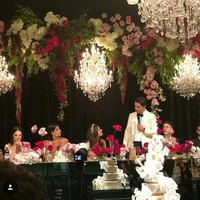 Dekorasi pernikahan dihiasi dengan bunga, lampu kristal gantung dan kue enam tingkat berhias emas.  Foto: Dok. Instagram/@monika_rad