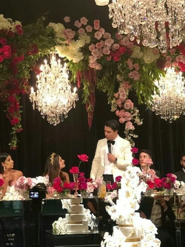 Dekorasi pernikahan dihiasi dengan bunga, lampu kristal gantung dan kue enam tingkat berhias emas.  Foto: Dok. Instagram/@monika_rad