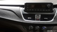 Soal fitur, Wuling Cortez 1.5 dilengkapi dengab Anti-lock Braking System (ABS) dan Electronic Brake Force Distribution (EBD), serta fitur ISOFIX, dual airbag, dan rem cakram.
