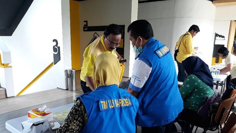 Kader DPD Golkar DKI Jakarta Jalani Tes Urine Kader DPD Golkar DKI Jakarta Jalani Tes Urine