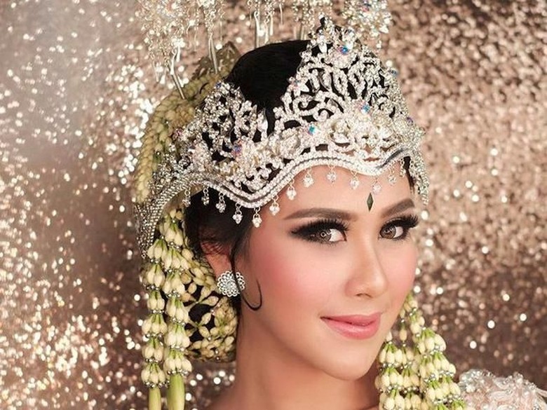 Tiba di Tempat Pernikahan, Syahnaz Disambut Riuh Warga Tiba di Tempat Pernikahan, Syahnaz Disambut Riuh Warga