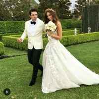 Wanita lulusan psikologi ini menikah dengan seniman Alesandro setelah empat tahun bertunangan. Foto: Dok. Instagram/@monika_rad