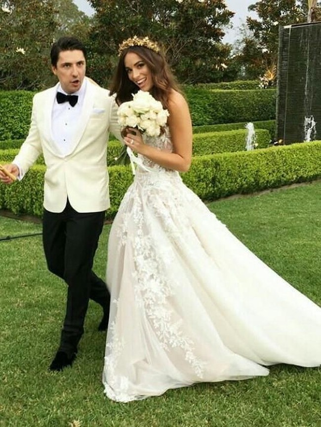 Wanita lulusan psikologi ini menikah dengan seniman Alesandro setelah empat tahun bertunangan. Foto: Dok. Instagram/@monika_rad