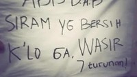 Tulisan ini biasanya ada di toilet umum. Kalau nemu seperti ini pastikan siram kloset sampai bersih ya. Foto: Internet