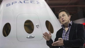 Elon Musk dilahirkan di Afrika Selatan. Cerdas sejak kecil, ia pindah ke Amerika Serikat pada umur 24 tahun untuk menuntut ilmu. Sekarang, dia adalah pendiri perusahaan mobil listrik canggih Tesla dan perusahaan angkasa SpaceX. Foto: REUTERS/Mario Anzuoni/File Photo