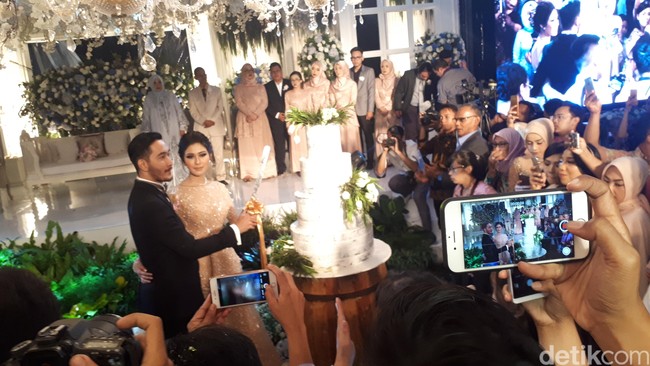Mereka menikah pada 21 April 2018, bertepatan dengan Hari Kartini. Pernikahan tersebut juga menjadi kado spesial bagi Jeje karena berlangsung hanya sehari sebelum ulang tahunnya. (Foto: Asep/detikHOT)