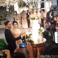 Mereka menikah pada 21 April 2018, bertepatan dengan Hari Kartini. Pernikahan tersebut juga menjadi kado spesial bagi Jeje karena berlangsung hanya sehari sebelum ulang tahunnya. (Foto: Asep/detikHOT)