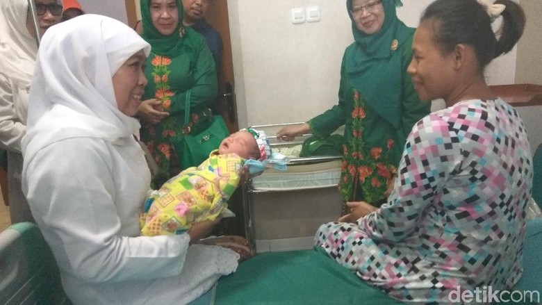 Khofifah Sambangi Ibu-ibu Hamil di RS Sidoarjo, Beri Nama ke Bayi Khofifah Sambangi Ibu-ibu Hamil di RS Sidoarjo, Beri Nama ke Bayi