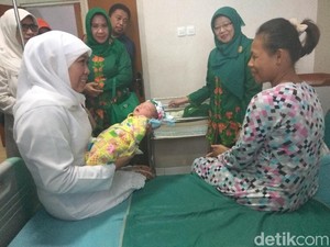 Khofifah Sambangi Ibu-ibu Hamil di RS Sidoarjo, Beri Nama ke Bayi