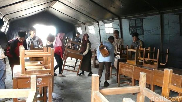 Bagian dalam tenda yang akan digunakan untuk UN pada Senin (23/4). 
