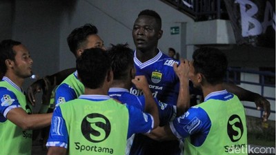 Foto: Perayaan Gol Ezechiel NDouassel