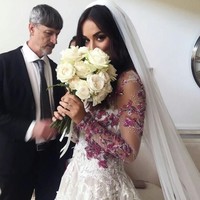 Pada bagian atas gaun yang berwarna ungu bertabur ribuan kristal Swarovski. Detail gaun tersebut pun terinspirasi dari salah satu karya seni Alesandro. Foto: Dok. Instagram/@monika_rad