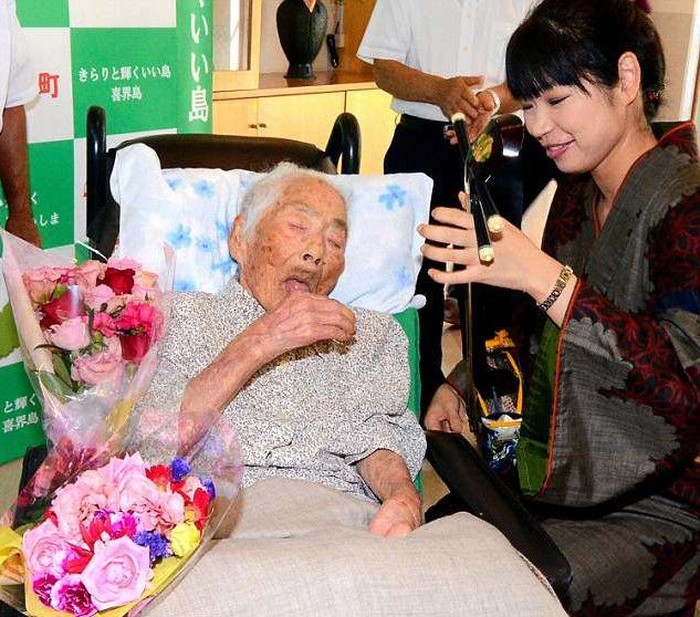 Nabi Tajima saat penobatan dirinya sebagai manusia tertua di dunia. (Foto: The Asahi Simbun) Nabi Tajima saat penobatan dirinya sebagai manusia tertua di dunia. (Foto: The Asahi Simbun)