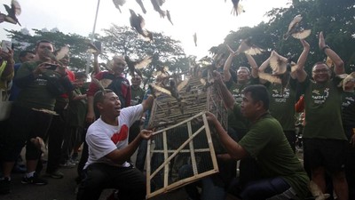 Pelepasan Burung di Peringatan Hari Bumi