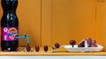 Kreatif! Desainer Ini Rangkai Miniatur Orang dan Makanan sebagai Karya Fotonya